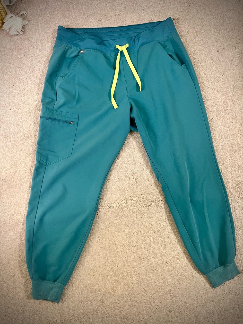 Women’s rare Figs Marine Zamora Jogger scrub pants with Neon yellow Drawstring